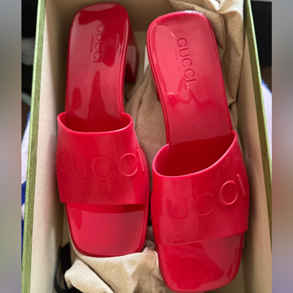Gucci Women's Vibrant Red Rubber Logo Platform Slide❤️